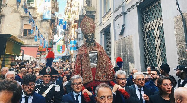 La processione di San Gennaro a maggio