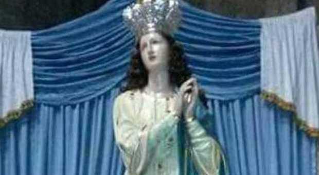 Profanata la statua della Madonna a Fratte, portata via la corona: ma è solo placcata in oro