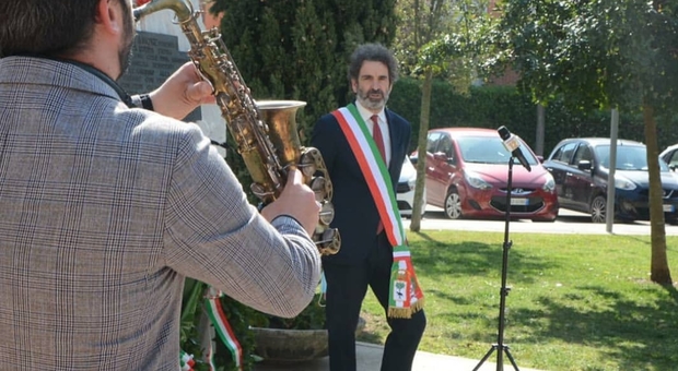 Cerimonie senza pubblico. A Lecce "Bella ciao" ha la voce del sax A Tuglie in sindaco nega il permesso: «Festa non condivisa da tutti»