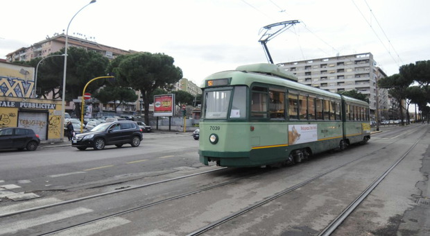 Roma, rapina alla fermata del tram in via Prenestina