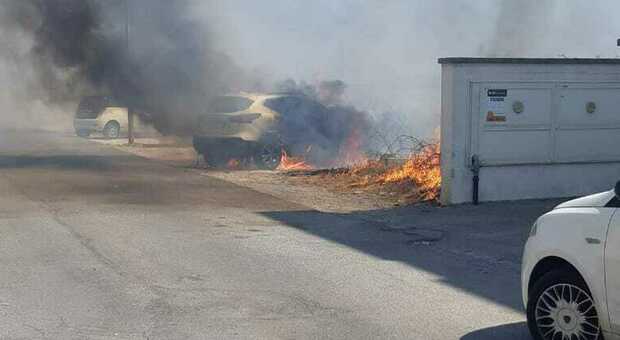 Lecce, fuoco alle sterpaglie: e le fiamme bruciano tre auto. Un ferito a Cutrofiano
