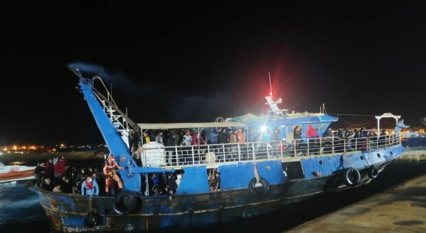 Migranti, maxi-sbarco a Lampedusa: soccorse 573 persone su un peschereccio partito dalla Libia