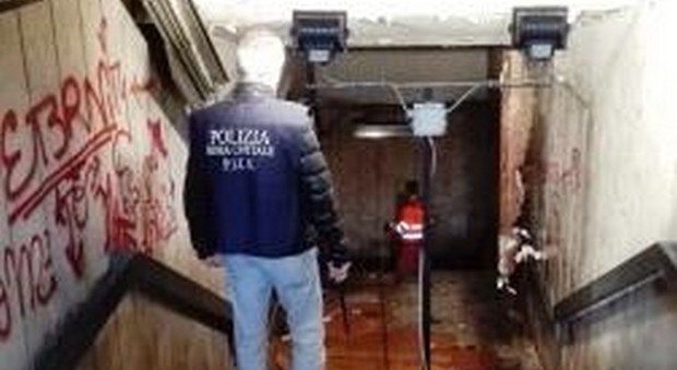 Roma, Corso Italia: siringhe e bombole del gas, sgomberato il sottopasso