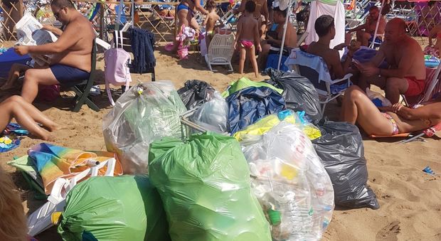 «A Santa Maria di Castellabate spiaggia accerchiata dai rifiuti»