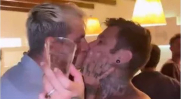 Il bacio fra Fedez e Achille Lauro (Instagram)