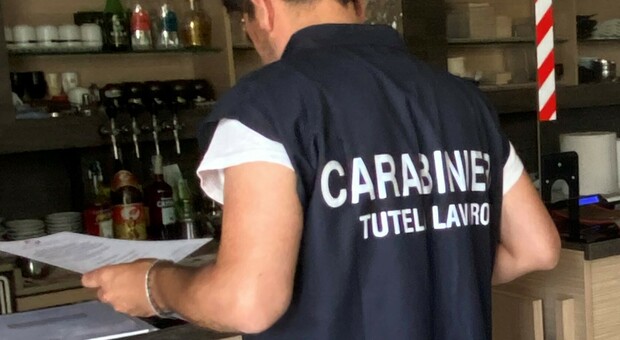 Carabinieri in 13 attività economiche: 25 lavoratori non in regola, multe per 120.000 euro Carabinieri in 13 attività economiche: 25 lavoratori non in regola, multe per 120.000 euro