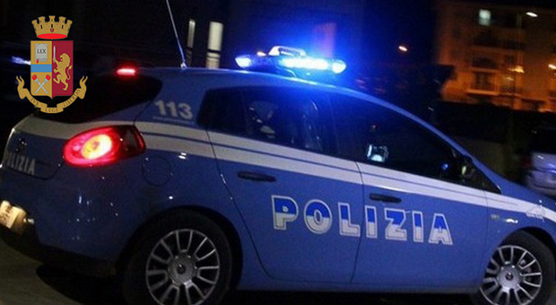 Ancona, lite nella notte agli Archi: interviene la polizia e soccorre un 40enne già ubriaco