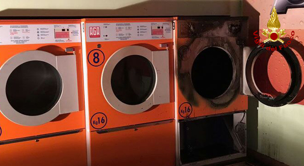 L'asciugatrice va a fuoco: incendio nella lavanderia self service