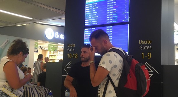 Turisti napoletani fermi da 24 ore nell'aeroporto di Verona