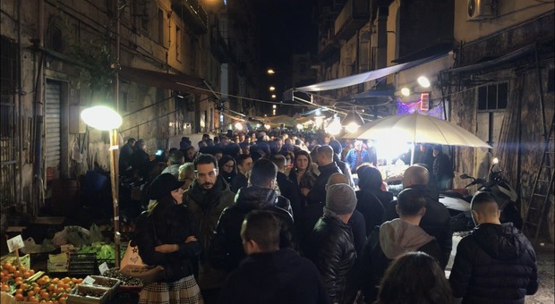 Natale a Napoli, la lunga notte al mercato del pesce