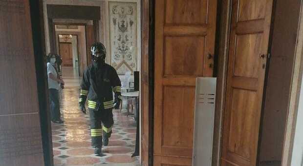 Un vigile del fuoco all'interno del museo Correr