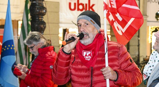 L'intervento del sindacalista Davide Benazzo durate la protesta dei lavoratori in piazza a Rovigo