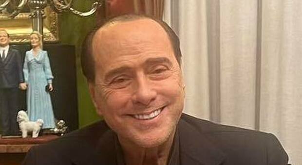 Berlusconi torna a casa dopo il ricovero: la foto con la barba incolta. «Sembra più giovane di vent'anni»