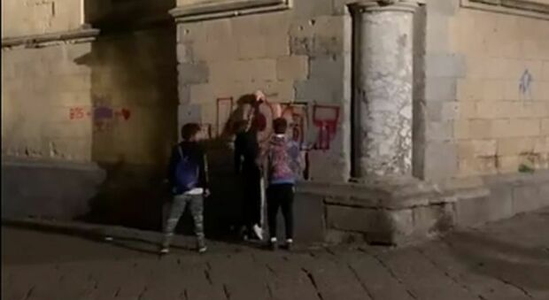 Tre ragazzini imbrattano con lo spray Santa Chiara