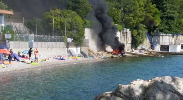 Barchino a fuoco sulla spiaggia a Trieste (foto di Fabio Crisma)