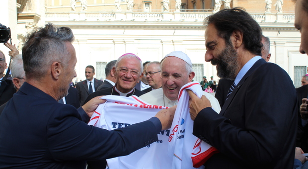 Nazionale Italiana Cantanti, la benedizione di Papa Francesco alla squadra prima del viaggio in Terra Santa