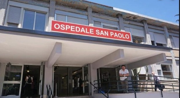 Ospedale San Paolo di Napoli, pronto soccorso senza medici: barelle e carichi insostenibili