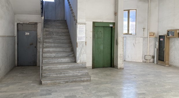 Napoli, ascensore guasto nel cimitero di Ponticelli: disagi e degrado