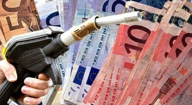 Per ogni euro di benzina 61 centesimi vanno al fisco. Nel resto d'Europa solo 26