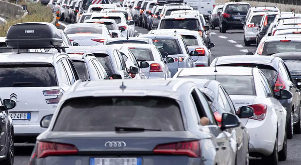 Traffico in città. L’età media delle 38.808.000 vetture che circolano sulle strade italiane è salita a 12,2 anni