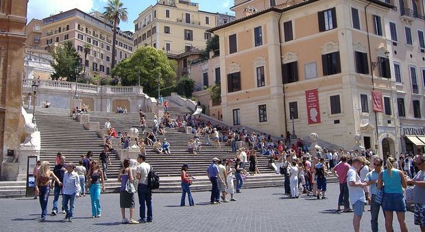 Roma, le rubano la borsa mentre è in posa per un selfie a Piazza di Spagna