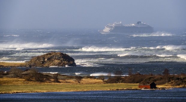 Norvegia, anche un cargo in avaria: nove persone a bordo