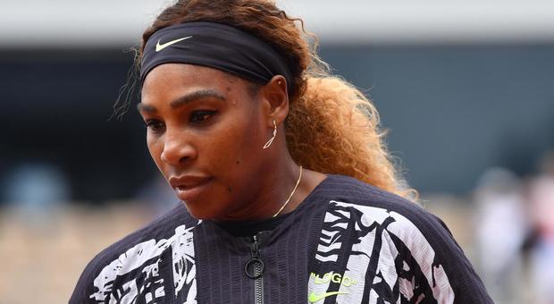 Serena Williams, look rivoluzionario agli Open di Francia: il messaggio femminista sul completino da tennis