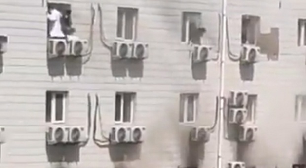 Incendio in ospedale a Pechino: 21 morti, pazienti si calano con le lenzuola dalle finestre VIDEO