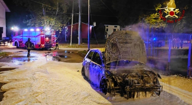 L’auto in fiamme dopo l’intervento dei Vigili del Fuoco