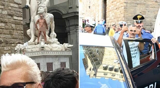 Nudo e con la scritta "censurato" sul corpo scala la statua di Piazza della Signoria: ecco chi è