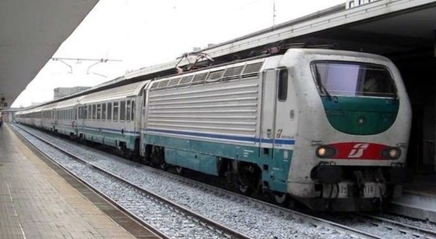 Si toglie la vita sotto il treno Intercity per Napoli: 17enne soffriva di depressione