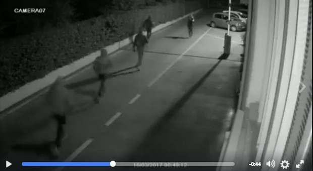 Ladri dal carrozziere fuggono a mani vuote: i video condivisi su Facebook