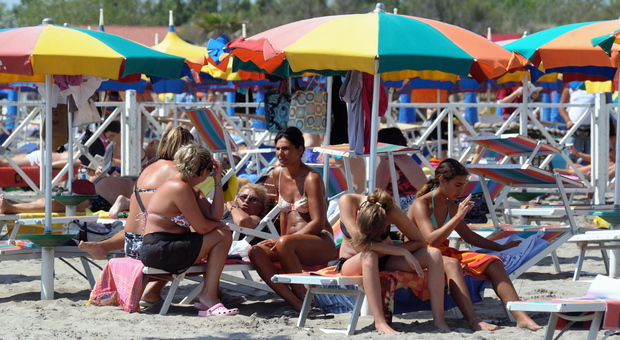 Gli ombrelloni di Rosolina già pronti: «Pentecoste salva, per maggio-giugno aspettiamo i turisti europei»