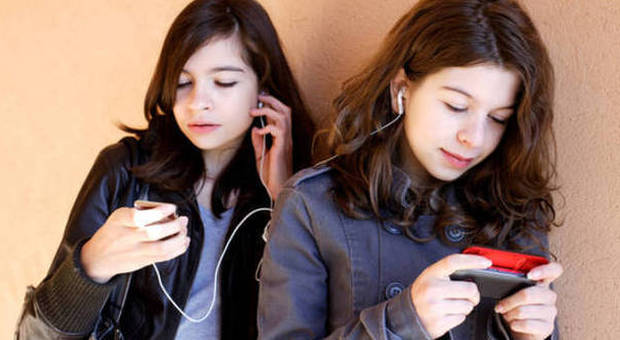 Smartphone, l'allarme degli esperti: «In Europa troppi minori possiedono già un telefono»