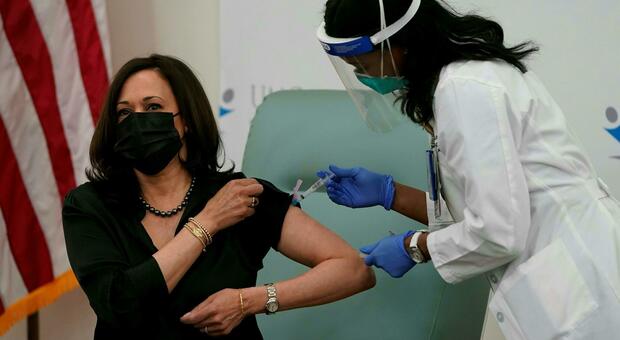Kamala Harris si vaccina in diretta tv: «È stato facile, facciamolo per salvare vite»