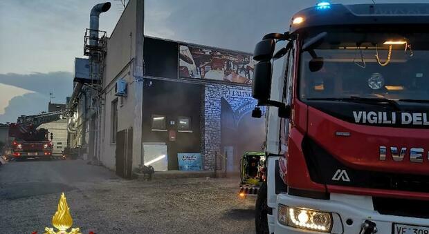 Incendio in un capannone dedicato al vintage: pompieri al lavoro tutta la notte