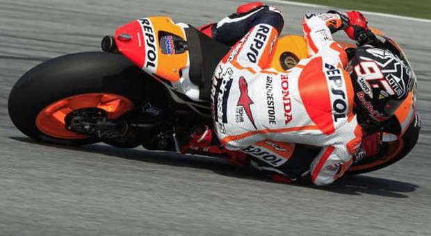 Marc Marquez impegnato sulla pista di Sepang con la nuova Honda