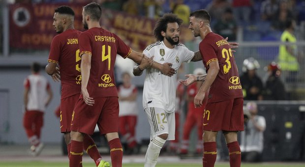 I giocatori della Roma abbracciano Marcelo dopo l'errore dal dischetto che decide la sfida dell'Olimpico
