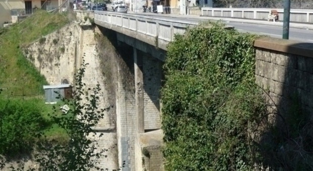 Napoli, precipitato dal ponte San Rocco: la vittima è un 27enne rumeno