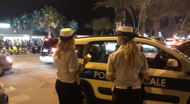 La polizia locale durante un controllo notturno
