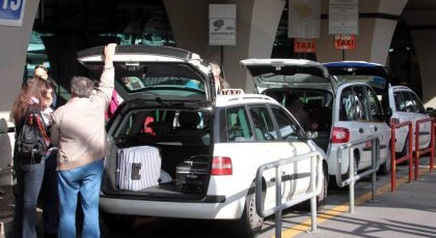 Roma, truffa sui taxi in aeroporto: un clic sul telecomando per far pagare di più: indagati nove tassisti