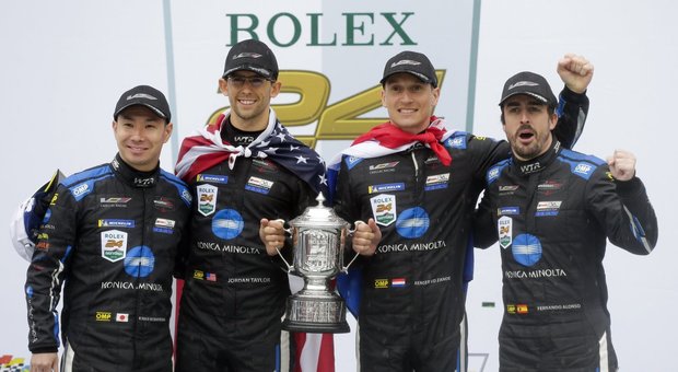 Da sinistra, Kamui Kobayashi, Jordan Taylor, Renger Van Der Zande, e Fernando Alonso, celebrano la vittoria della 24 ore al Daytona International Speedway