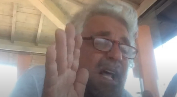 Beppe Grillo torna con un video: «Dite al treno che io passo solo una volta»