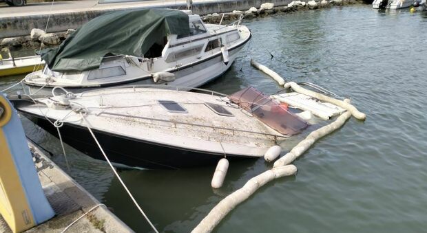 Affonda un'imbarcazione ormeggiata al porto: ecco cosa è successo