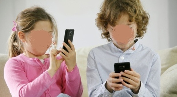 Video porno nei cellulari degli alunni: sessuologa ora parla a genitori e figli