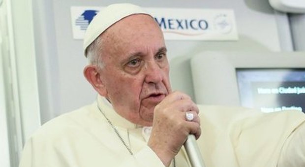 Papa Francesco contro Trump: "Chi alza muri non è cristiano". La replica: "Parole vergognose"