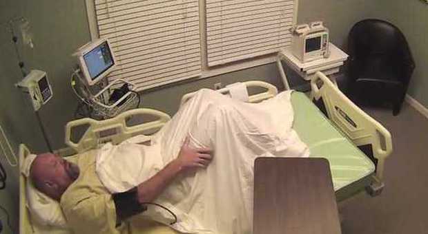 Si risveglia dopo una sbornia, gli fanno credere di essere stato in coma per 10 anni