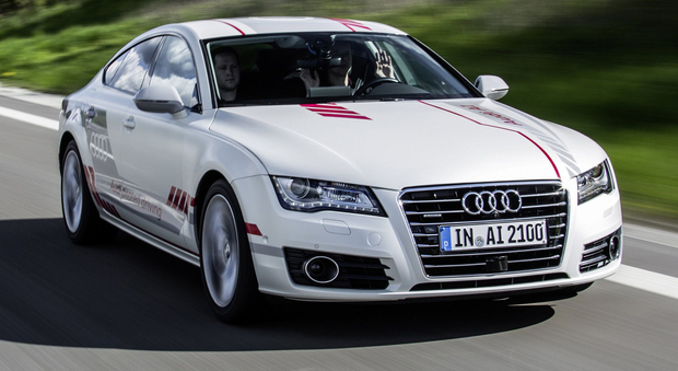 La foto è scattata sull’autostrada A9 in Germania con il prototipo dell' Audi A7 “Jack” che in guida autonoma ha una totale interazione con gli altri utenti della strada.