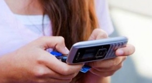 Smartphone in classe, la direttiva li vieta ma sempre più studenti li usano (e non temono conseguenze)