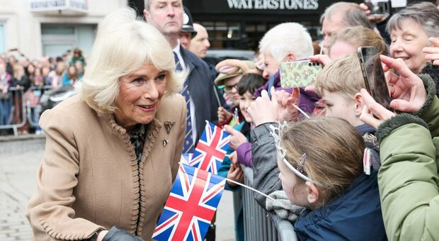 Camilla, bagno di folla per la regina. Gli applausi e la frase su Kate: «È emozionata per il sostegno»